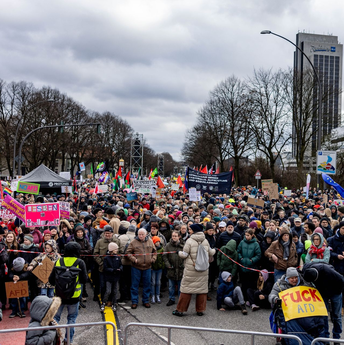 Tausende Menschen haben sich zu einer Demonstrationen gegen rechts in Hamburg versammelt. - Foto: Axel Heimken/dpa