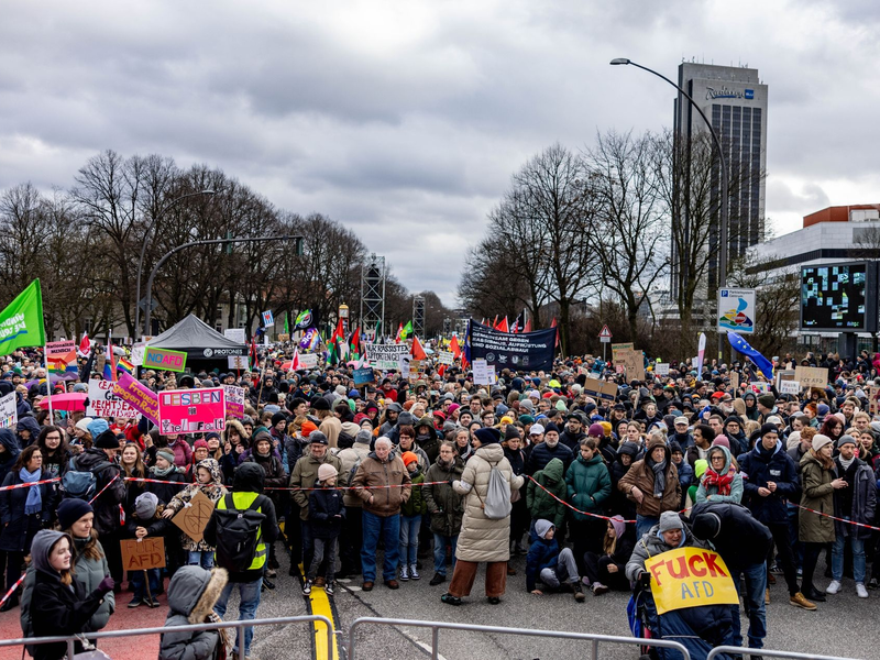 Tausende Menschen haben sich zu einer Demonstrationen gegen rechts in Hamburg versammelt. - Foto: Axel Heimken/dpa