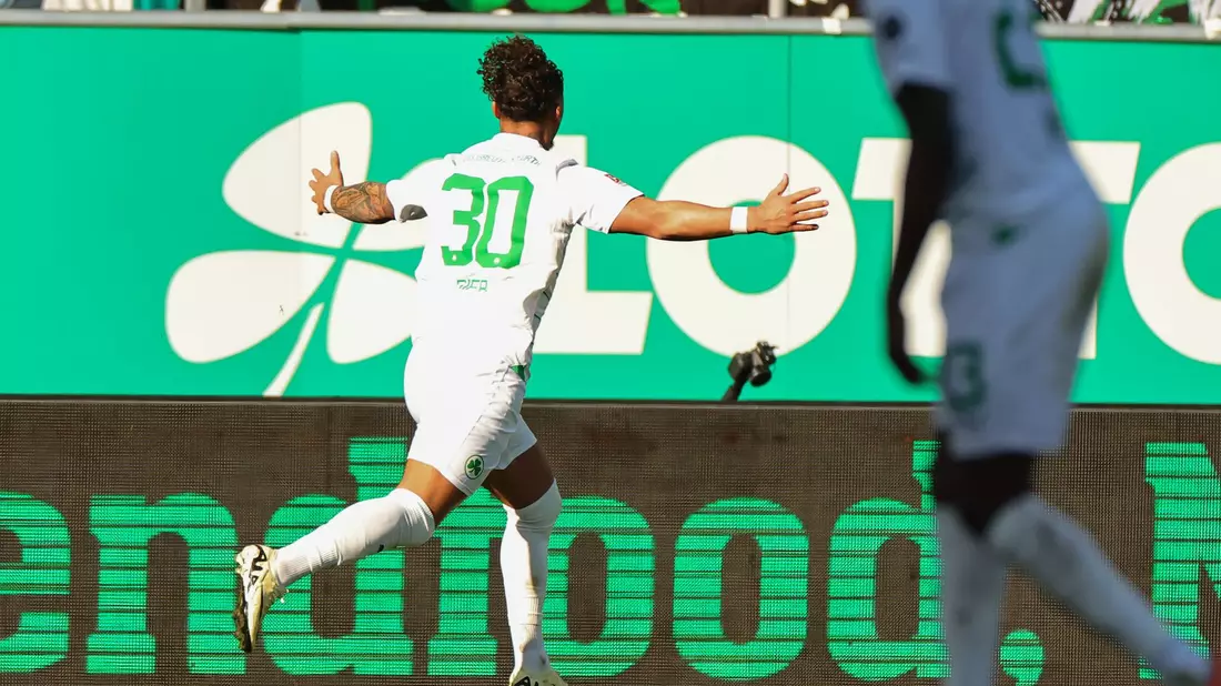 Armindo Sieb war mit zwei Toren der Fürther Matchwinner gegen Nürnberg. - Bild: Daniel Karmann/dpa
