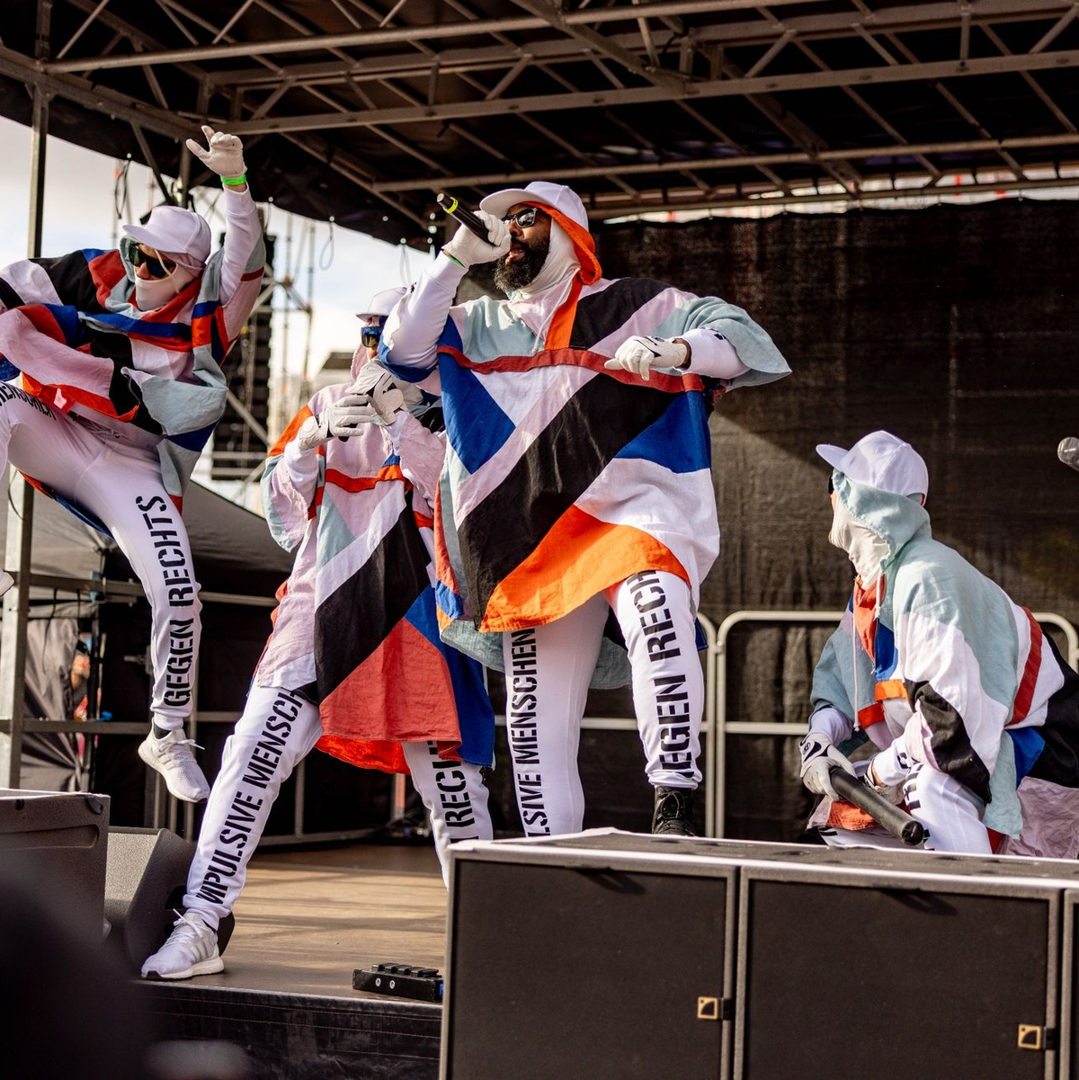 «Wir wollen keine Nazis und keine AfD», skandierte die Hamburger Band Deichkind bei ihrem Auftritt. - Foto: Axel Heimken/dpa