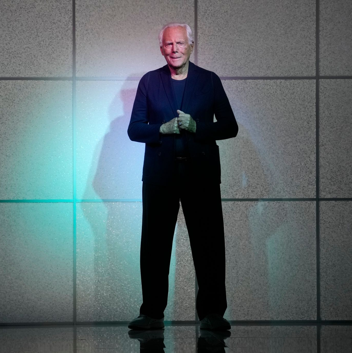 Der italienische Modemacher Giorgio Armani ist gestorben. (Archivbild) - Foto: Luca Bruno/AP/dpa