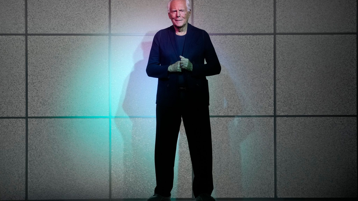 Mit einer Zeitungsanzeige verspricht Armani: «Wir sehen uns im September». (Archivbild) - Foto: Luca Bruno/AP/dpa