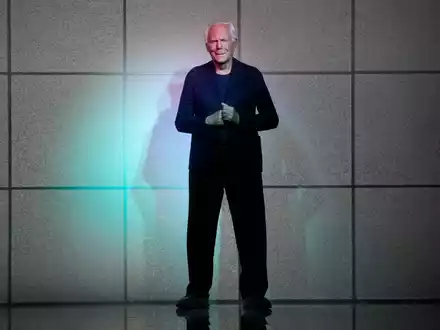 Der italienische Modemacher Giorgio Armani ist gestorben. (Archivbild) - Foto: Luca Bruno/AP/dpa