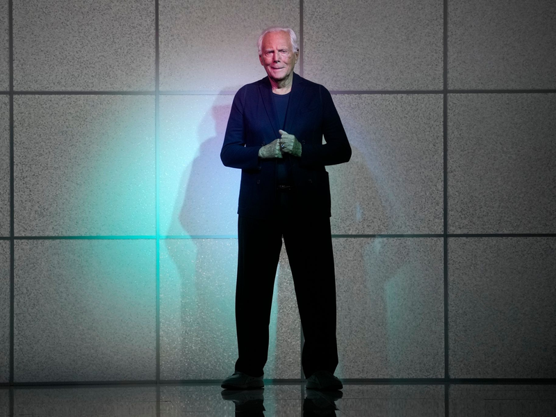 Vergangenes Jahr zeigte sich Armani auf dem Laufsteg mit Leo Dell'Orco und seiner Nichte Roberta. (Archivbild) - Foto: Luca Bruno/AP/dpa