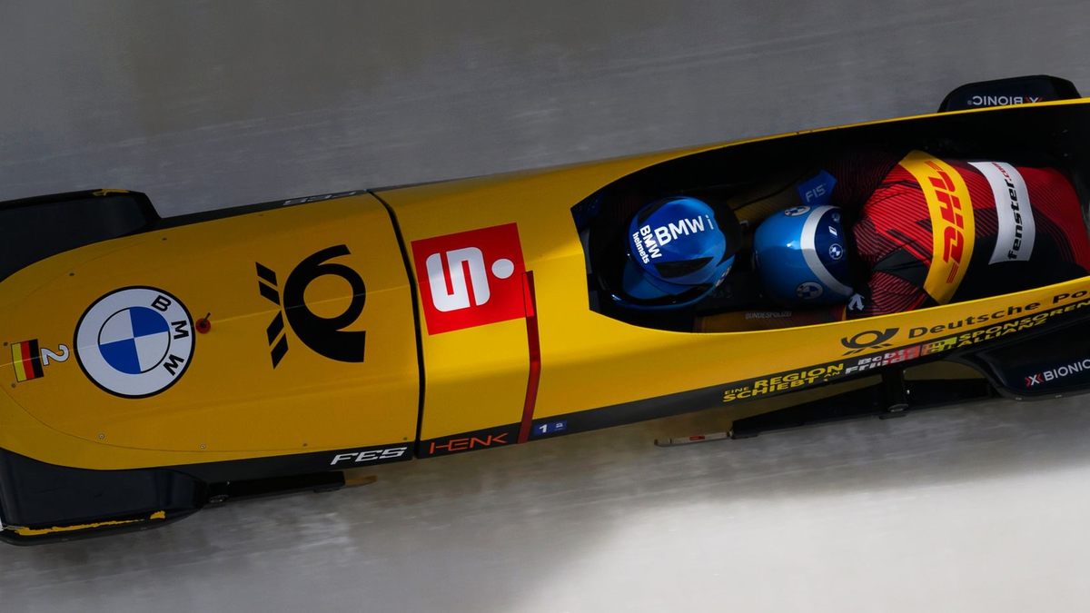 Francesco Friedrich, Thorsten Margis, Alexander Schüller und Felix Straub beim Start mit dem Viererbob. - Foto: Robert Michael/dpa