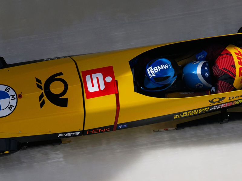 Francesco Friedrich, Thorsten Margis, Alexander Schüller und Felix Straub beim Start mit dem Viererbob. - Foto: Robert Michael/dpa