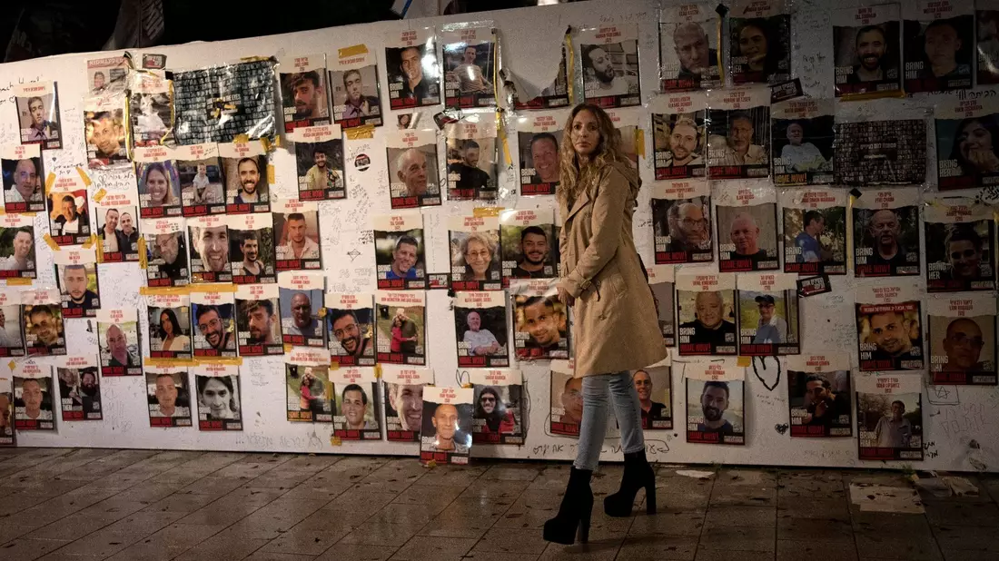 Ausstellung mit Postern von Menschen, die am 7. Oktober 2023 von der Hamas als Geiseln genommen wurden in Tel Aviv. - Bild: Maya Alleruzzo/AP