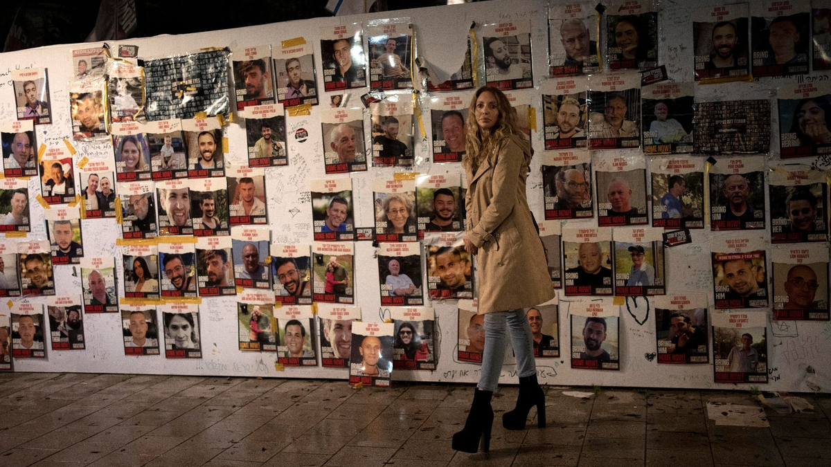 Ausstellung mit Postern von Menschen, die am 7. Oktober 2023 von der Hamas als Geiseln genommen wurden in Tel Aviv. - Foto: Maya Alleruzzo/AP