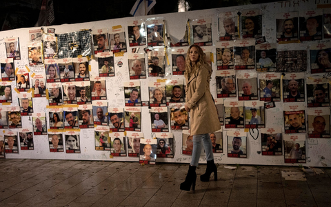 Ausstellung mit Postern von Menschen, die am 7. Oktober 2023 von der Hamas als Geiseln genommen wurden in Tel Aviv. - Foto: Maya Alleruzzo/AP