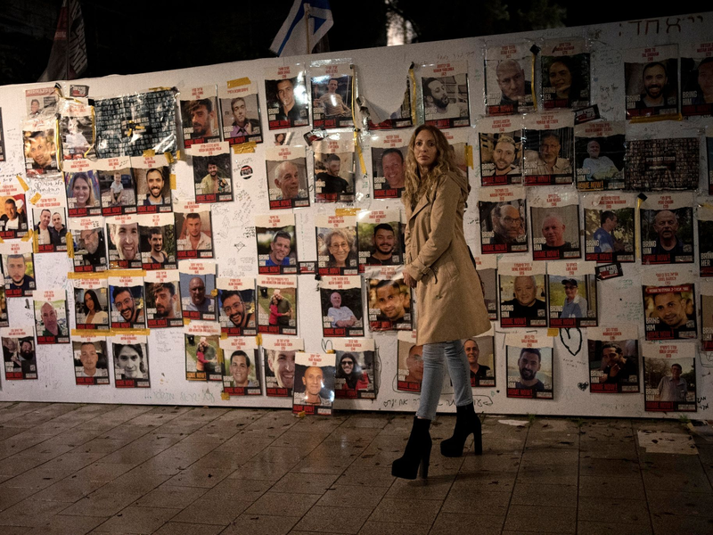 Ausstellung mit Postern von Menschen, die am 7. Oktober 2023 von der Hamas als Geiseln genommen wurden in Tel Aviv. - Foto: Maya Alleruzzo/AP