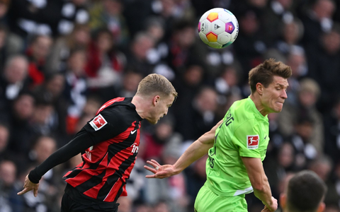 Eine Slapstick-Einlage brachte den VfL Wolfsburg um Mattias Svanberg (l) gegen Eintracht Frankfurt um Oscar Højlund in Führung. - Foto: Arne Dedert/dpa Eine Slapstick-Einlage brachte den VfL Wolfsburg um Mattias Svanberg (l) gegen Eintracht Frankfurt um Oscar Højlund in Führung. - Foto: Arne Dedert/dpa