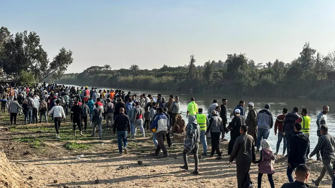 Nach dem Fährunglück versammeln sich Dorfbewohner am Nilufer. - Bild: Mahmoud Elkhwas/dpa