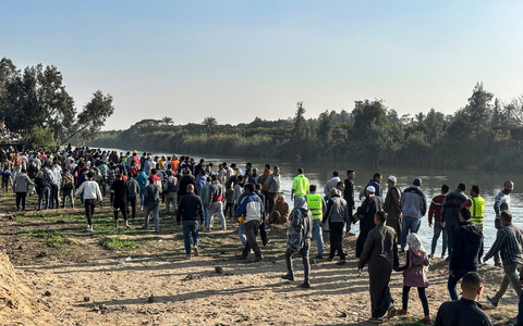 Nach dem Fährunglück versammeln sich Dorfbewohner am Nilufer. - Foto: Mahmoud Elkhwas/dpa