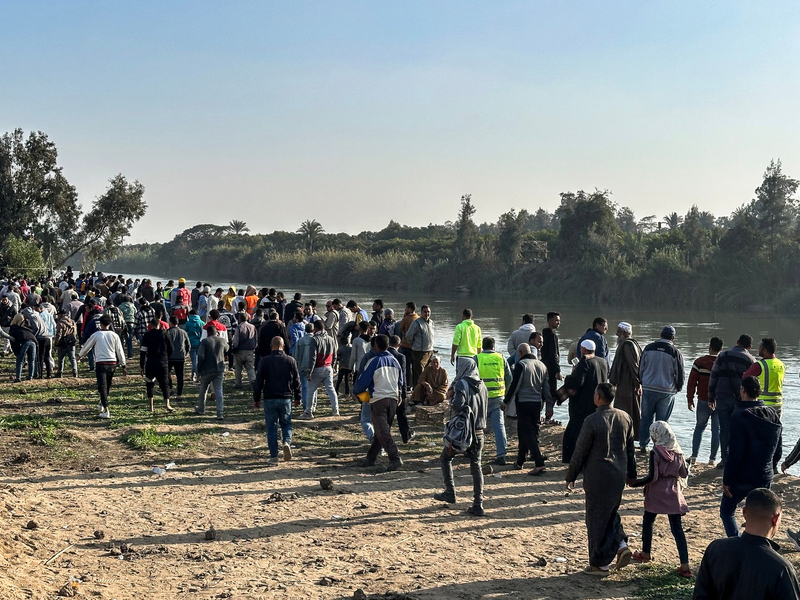 Nach dem Fährunglück versammeln sich Dorfbewohner am Nilufer. - Foto: Mahmoud Elkhwas/dpa
