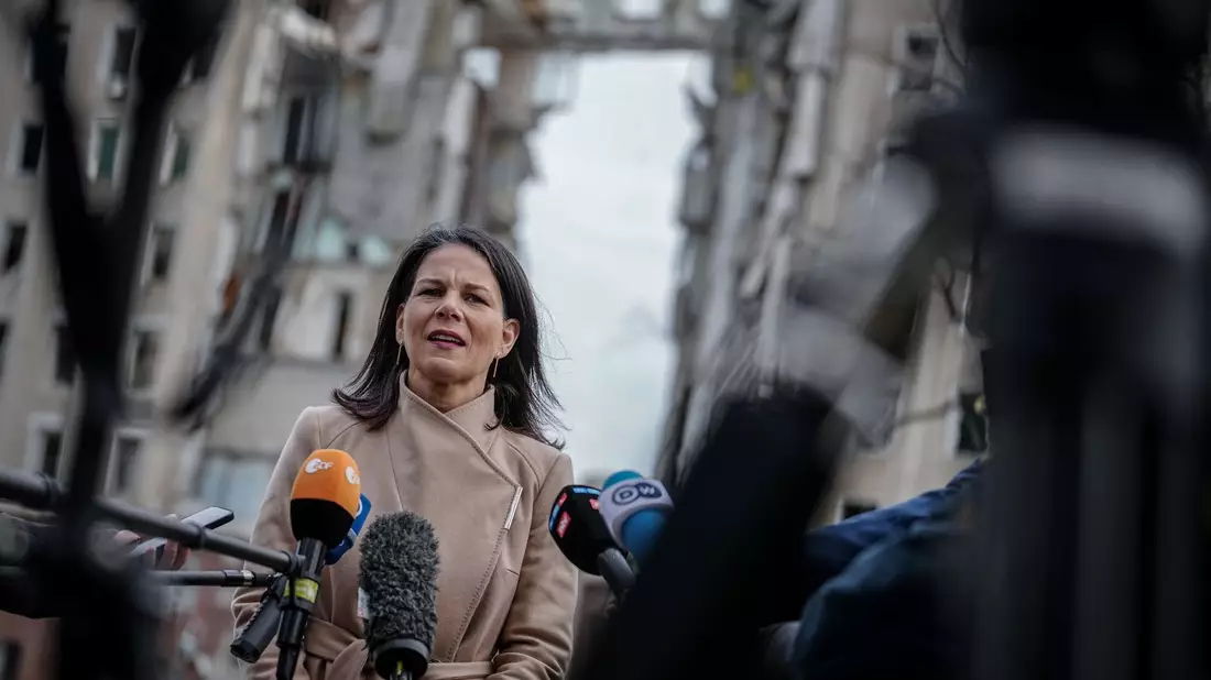 Annalena Baerbock vor dem zerstörten ehemaligen Sitz der Regionalverwaltung der Oblast Mykolajiw. Mykolajiw ist eine wichtige Hafenstadt in der Nähe von Odessa. - Bild: Kay Nietfeld/dpa