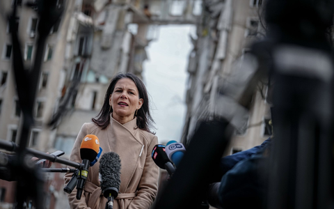 Annalena Baerbock vor dem zerstörten ehemaligen Sitz der Regionalverwaltung der Oblast Mykolajiw. Mykolajiw ist eine wichtige Hafenstadt in der Nähe von Odessa. - Foto: Kay Nietfeld/dpa