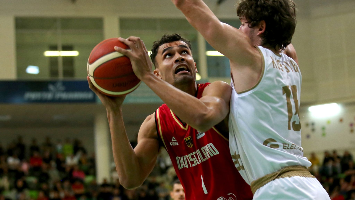 Das DBB-Team um Oscar da Silva (l) kassierte in Bulgarien eine überraschende Niederlage. - Foto: Stickel Matthias/dpa