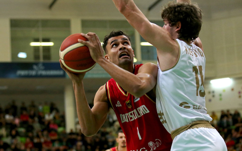 Das DBB-Team um Oscar da Silva (l) kassierte in Bulgarien eine überraschende Niederlage. - Foto: Stickel Matthias/dpa
