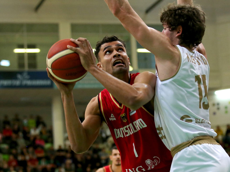 Das DBB-Team um Oscar da Silva (l) kassierte in Bulgarien eine überraschende Niederlage. - Foto: Stickel Matthias/dpa