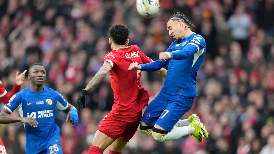 Liverpools Luis Diaz (M) im Kopfballduell mit Malo Gusto vom FC Chelsea. - Bild: Dave Shopland/AP/dpa
