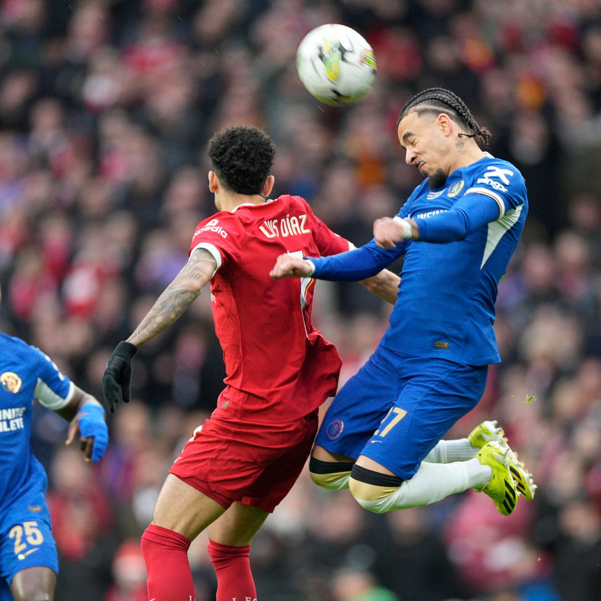 Liverpools Luis Diaz (M) im Kopfballduell mit Malo Gusto vom FC Chelsea. - Foto: Dave Shopland/AP/dpa