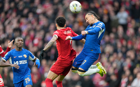 Liverpools Luis Diaz (M) im Kopfballduell mit Malo Gusto vom FC Chelsea. - Foto: Dave Shopland/AP/dpa