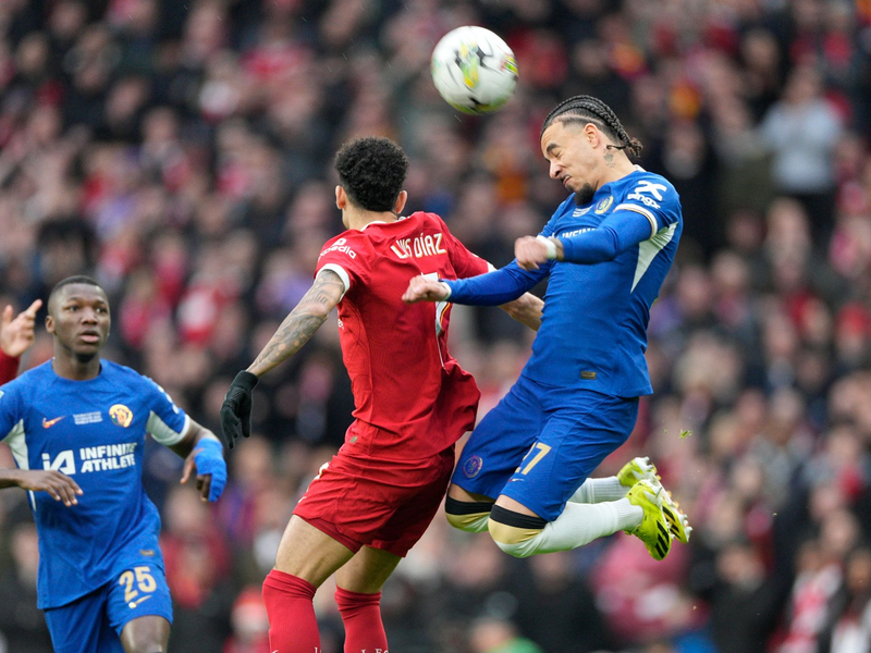 Liverpools Luis Diaz (M) im Kopfballduell mit Malo Gusto vom FC Chelsea. - Foto: Dave Shopland/AP/dpa