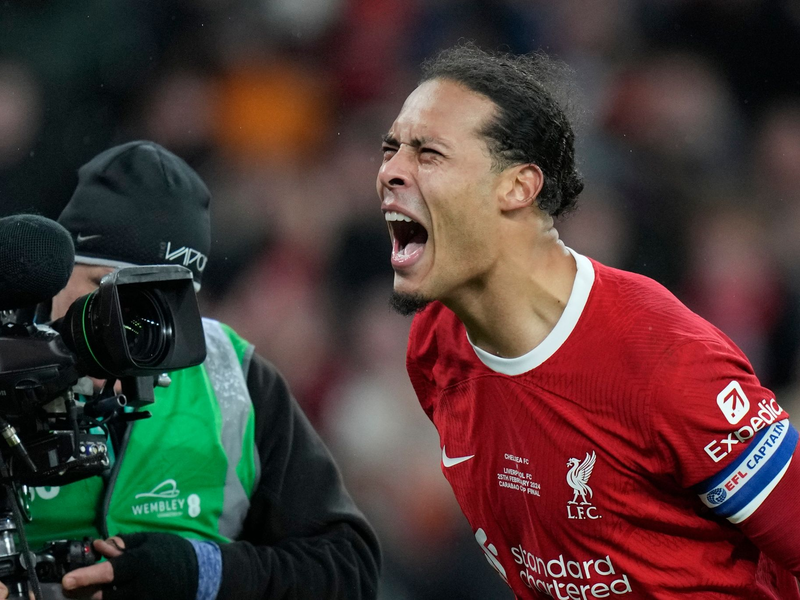 Jürgen Klopp (M) jubelt mit dem Pokal. - Foto: Alastair Grant/AP/dpa