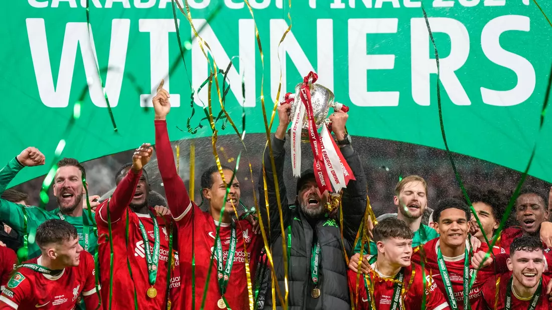 Jürgen Klopp (M) und sein Team holten den ersten von vier möglichen Titeln in dieser Saison. - Bild: Alastair Grant/AP/dpa