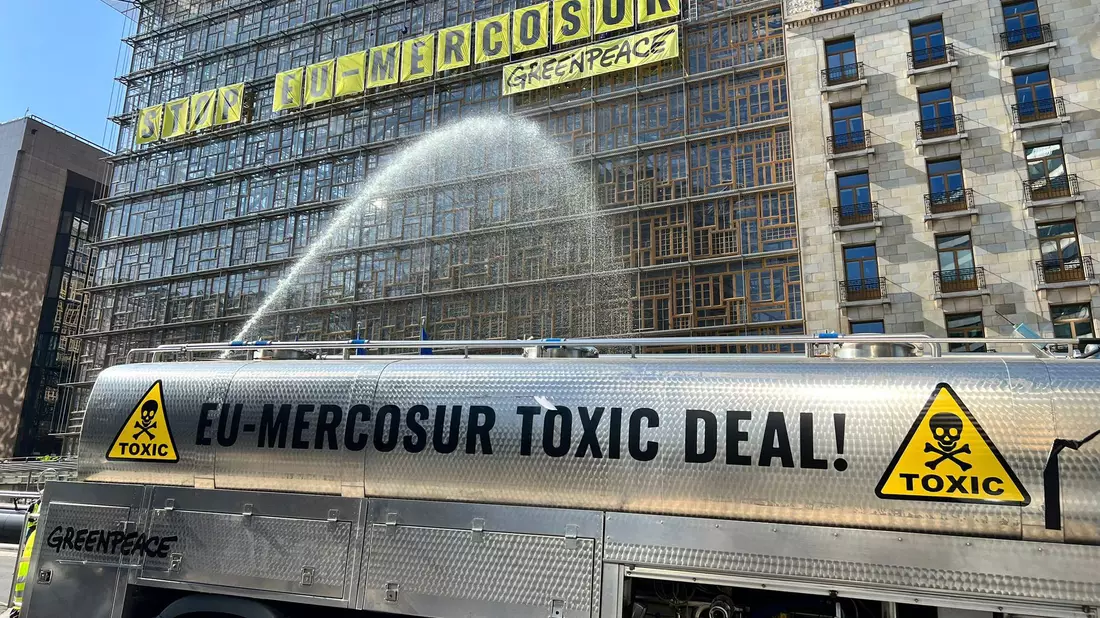 Die Umweltschützer von Greenpeace bringen ihren Unmut über das geplante EU-Mercosur-Abkommen zum Ausdruck. - Bild: Sylvain Plazy/AP/dpa