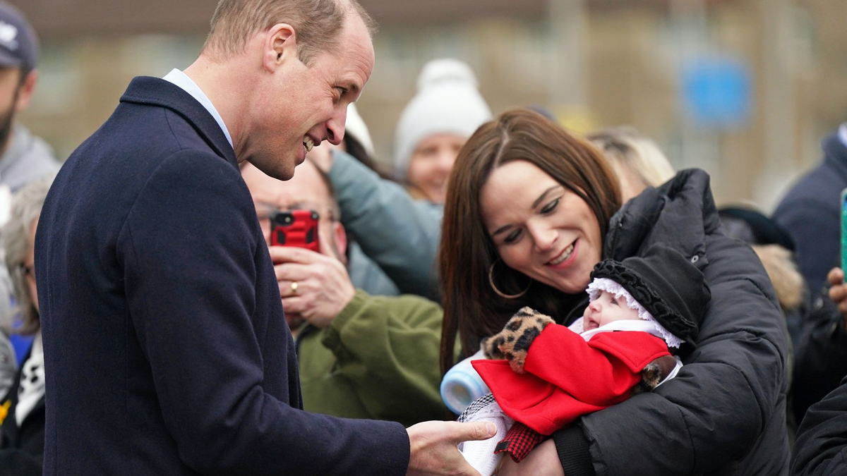 Prinz William trägt Babys offenbar meist auf dem rechten Arm. - Foto: Jacob King/PA Wire/dpa