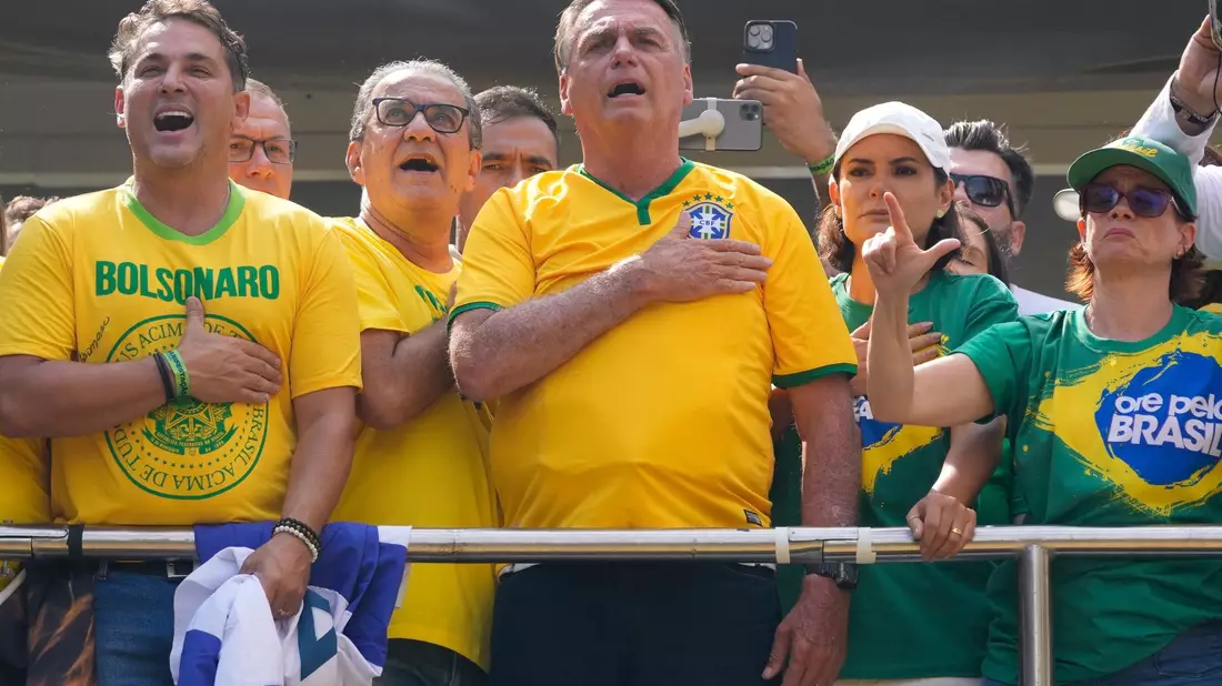 Brasiliens früherer Präsident Jair Bolsonaro (M) spricht bei einer Kundgebung in São Paulo zu seinen Anhängern. - Bild: Andre Penner/AP/dpa