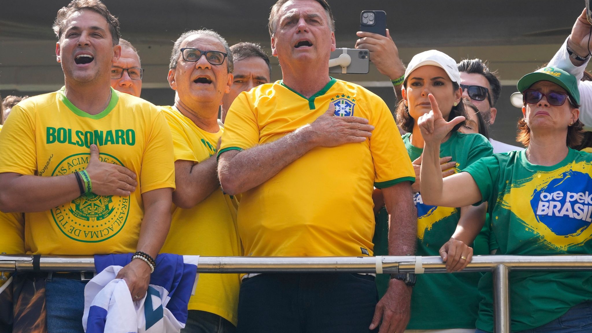 Brasiliens früherer Präsident Jair Bolsonaro (M) spricht bei einer Kundgebung in São Paulo zu seinen Anhängern. - Foto: Andre Penner/AP/dpa