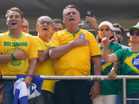 Brasiliens früherer Präsident Jair Bolsonaro (M) spricht bei einer Kundgebung in São Paulo zu seinen Anhängern. - Foto: Andre Penner/AP/dpa
