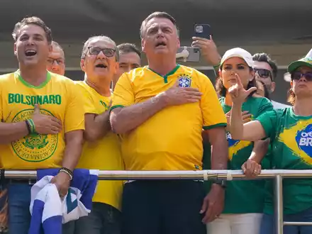 Brasiliens früherer Präsident Jair Bolsonaro (M) spricht bei einer Kundgebung in São Paulo zu seinen Anhängern. - Foto: Andre Penner/AP/dpa