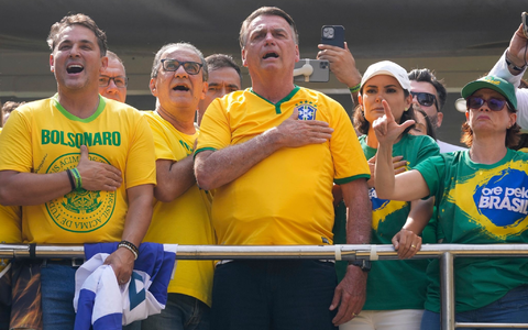Brasiliens früherer Präsident Jair Bolsonaro (M) spricht bei einer Kundgebung in São Paulo zu seinen Anhängern. - Foto: Andre Penner/AP/dpa