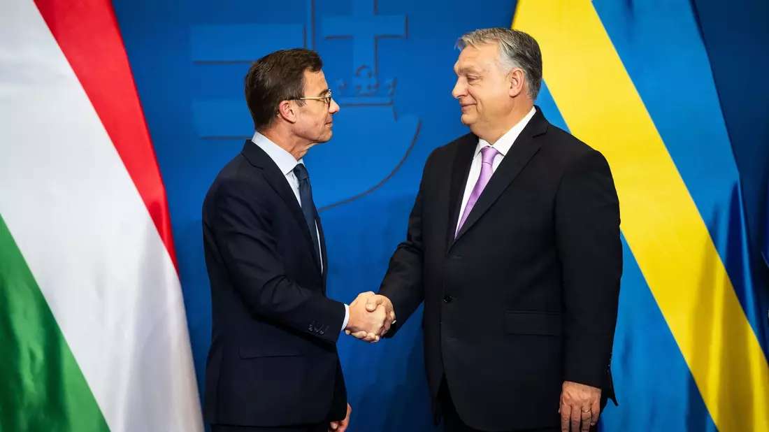 Streitigkeiten «in würdiger Weise» beigelegt: Schwedens Ministerpräsident Ulf Kristersson (l) und Viktor Orban kamen in Budapest zusammen. - Bild: Marton Monus/dpa