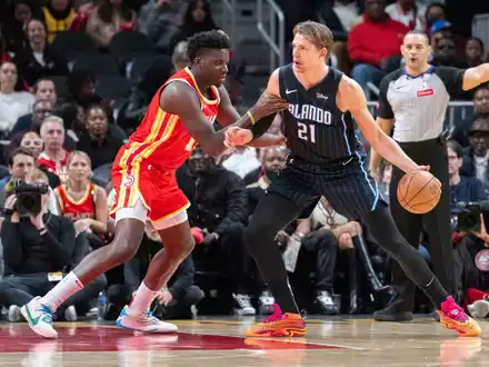 Moritz Wagner (r) verbuchte zwei Zähler und fünf Rebounds. - Foto: Hakim Wright Sr./AP/dpa