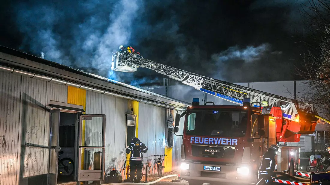 Bei einem Brand in einer Asylunterkunft in Nördlingen ist ein Mensch ums Leben gekommen. - Bild: Marius Bulling/dpa