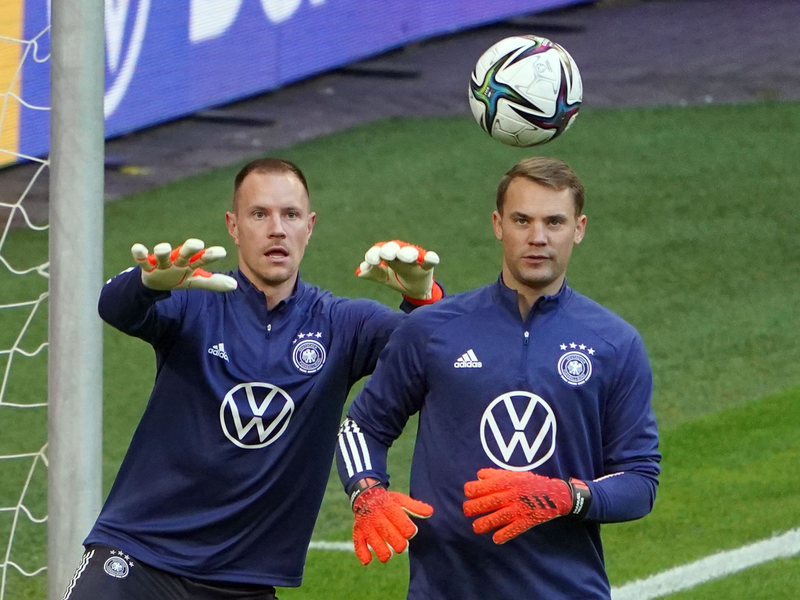 Die Torhüter Marc-André ter Stegen (l) und Manuel Neuer konkurrieren um den Platz im EM-Tor. - Foto: Marcus Brandt/dpa