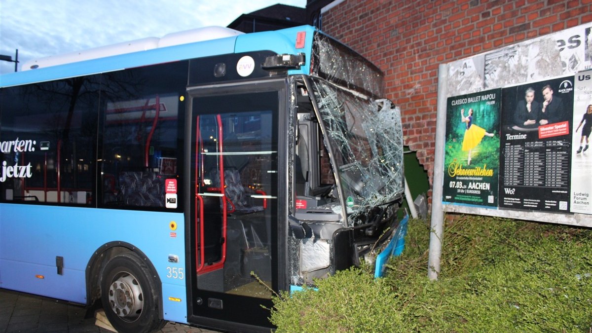 POL-AC: Bus prallt gegen Hauswand - mehrere Verletzte - Foto: presseportal.de