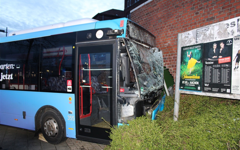 POL-AC: Bus prallt gegen Hauswand - mehrere Verletzte - Foto: presseportal.de