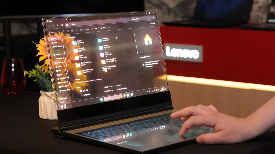 Laptop mit einem durchsichtigen Bildschirm - das Gerät soll unter anderem Designern die Arbeit erleichtern. - Bild: Wolf von Dewitz/dpa