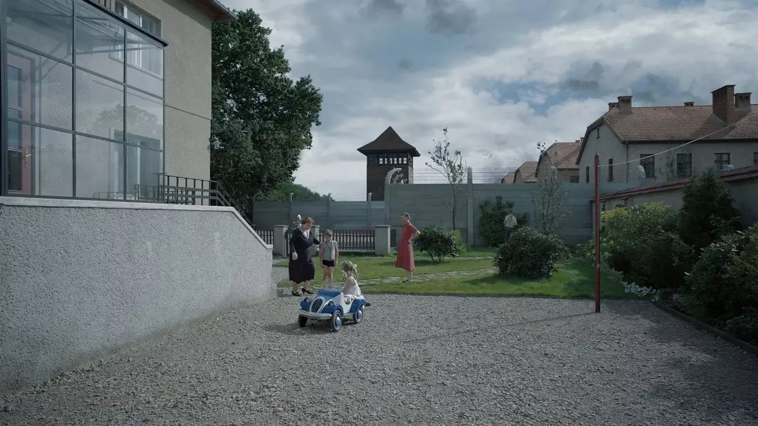 Das Grauen von Auschwitz hinter der Gartenmauer. Doch das Drama «The Zone Of Interest» spielt vor der Mauer. - Bild: -/Leonine/dpa
