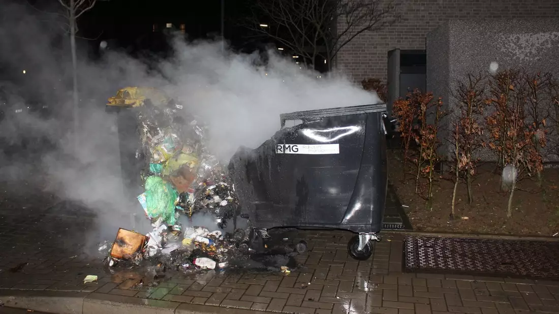 POL-ME: Vier Müllcontainer durch Brand beschädigt - die Polizei bittet um Hinweise - Monheim am Rhein - 2402084 - Bild: presseportal.de