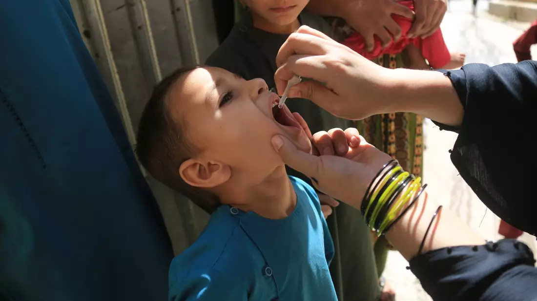Ein Kind erhält eine Dosis Anti-Polio-Impfstoff: Polio ist eine ansteckende Infektionskrankheit, die vor allem bei Kleinkindern dauerhafte Lähmungen hervorrufen und zum Tod führen kann. - Bild: Saifurahman Safi/XinHua/dpa
