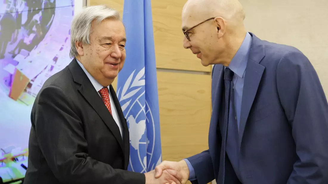 UN-Generalsekretär António Guterres (l) und der UN-Hochkommissar für Menschenrechte, Volker Türk, begrüßen sich in Genf. - Bild: Salvatore Di Nolfi/KEYSTONE/dpa