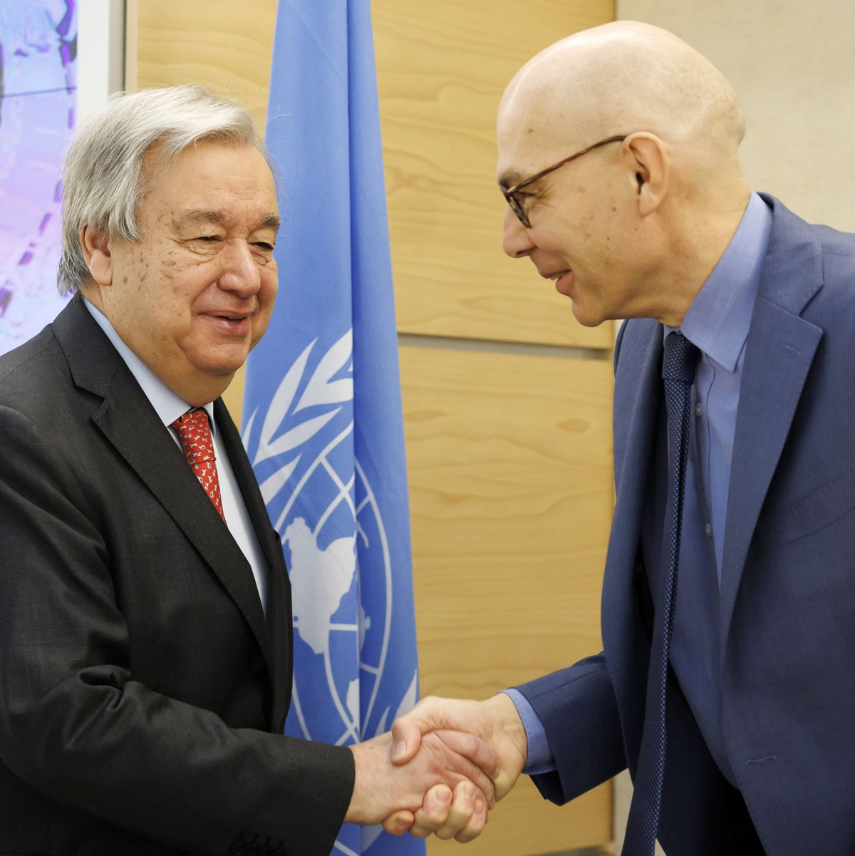 UN-Generalsekretär António Guterres (l) und der UN-Hochkommissar für Menschenrechte, Volker Türk, begrüßen sich in Genf. - Foto: Salvatore Di Nolfi/KEYSTONE/dpa