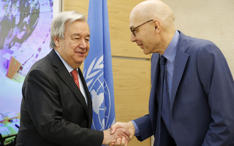 UN-Generalsekretär António Guterres (l) und der UN-Hochkommissar für Menschenrechte, Volker Türk, begrüßen sich in Genf. - Foto: Salvatore Di Nolfi/KEYSTONE/dpa