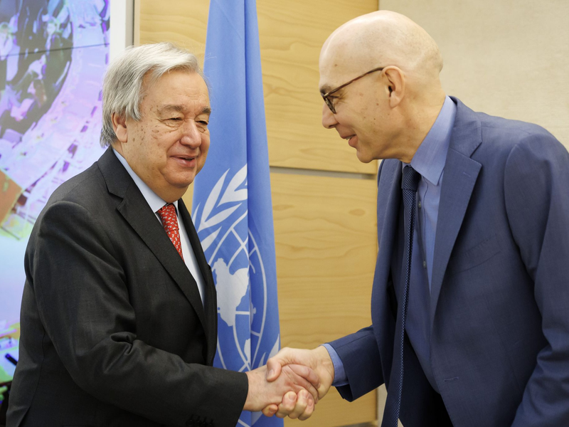 UN-Generalsekretär António Guterres (l) und der UN-Hochkommissar für Menschenrechte, Volker Türk, begrüßen sich in Genf. - Foto: Salvatore Di Nolfi/KEYSTONE/dpa